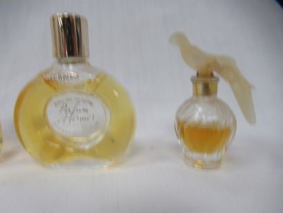 Lot de 4 miniatures de parfums dont Nina...