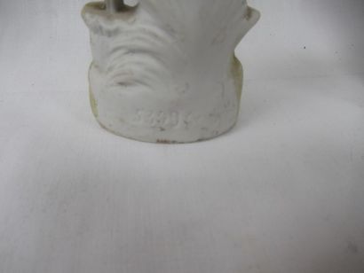 Paire de sculptures en biscuit, figurant...