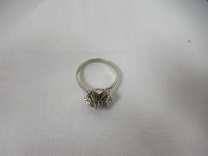 Bague en or blanc, sertie d'un petit brillant....