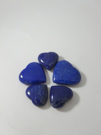 Lot en lapis lazuli, en forme de cœurs. Poids...