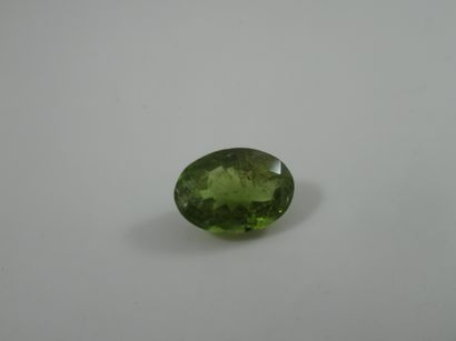 Péridot, ovale, faceté, 5,35 carats. Avec...