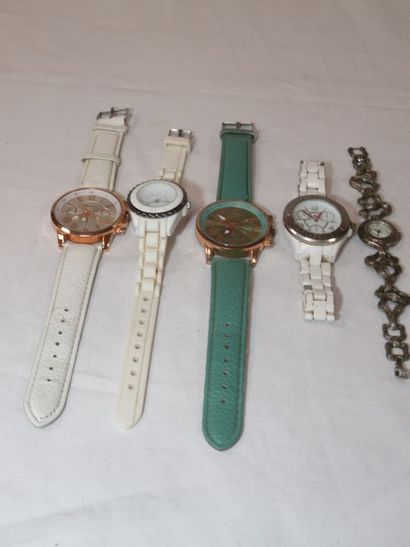 Lot de 5 montres de dame en métal, résine,...