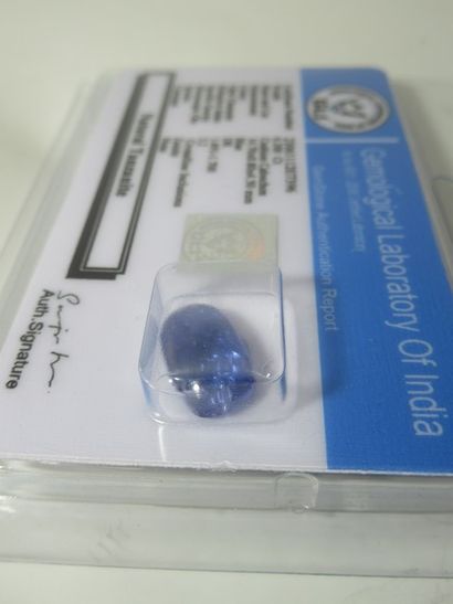 Cabochon de tanzanite, 6,3 carats. Avec son...