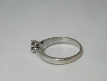Bague en or 18K, ornée d'un brillant. TDD...