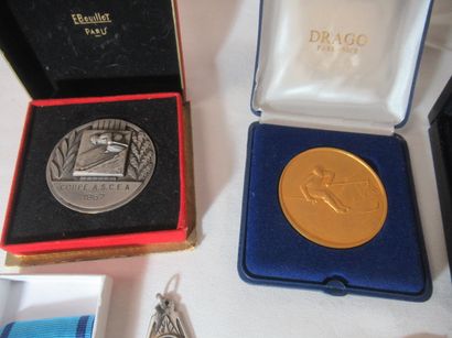 Lot de médailles en bronze et métal. Récompenses...