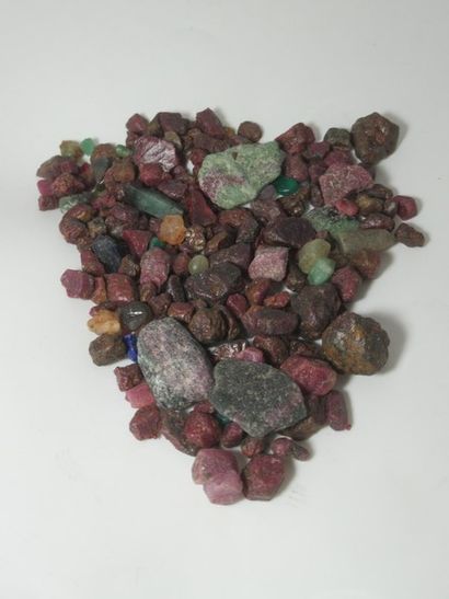 Lot de rubis zoïsites bruts. Pois total :...