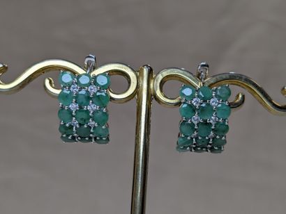 Paire de boucles d'oreilles en argent, pavées...