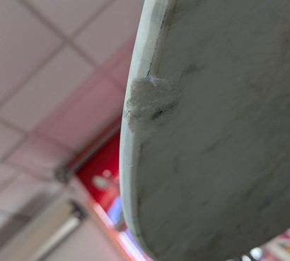 Table façon bistrot en fonte laquée et marbre....