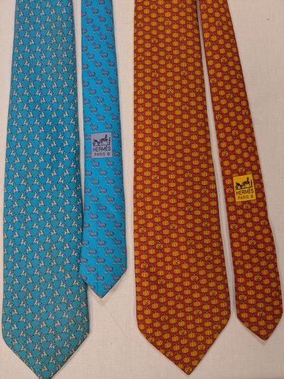 HERMES. Lot de 4 cravates en soie (tache...