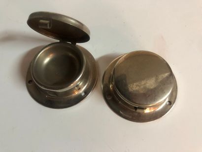 Paire de petits récipients en métal avec...