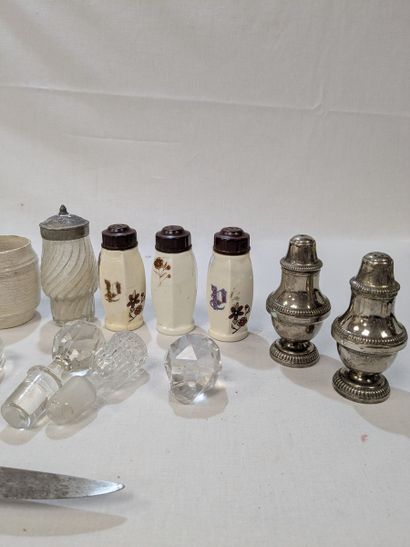 Lot en métal, céramique et verre comprenant...
