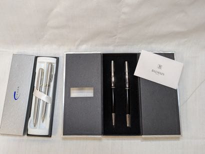 Lot de deux coffrets de deux stylos. L'un...