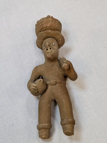 Statuette en terre cuite figurant un homme,...