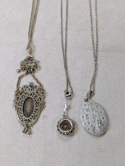 Lot de trois chaînes et leurs pendentifs...
