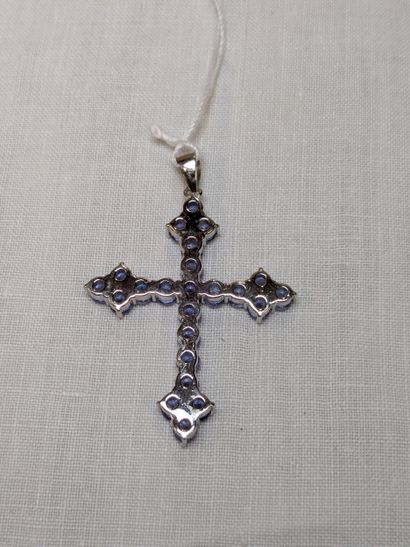 Pendentif croix en argent, serti de tanzanites....