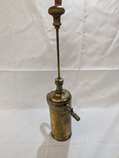 Pulvérisateur en cuivre et bois. Hauteur...