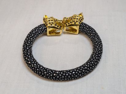 Bracelet jonc en galuchat, terminé par deux...