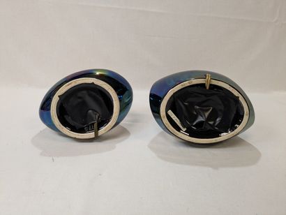 Deux pieds de lampes en faïence irisée. De...