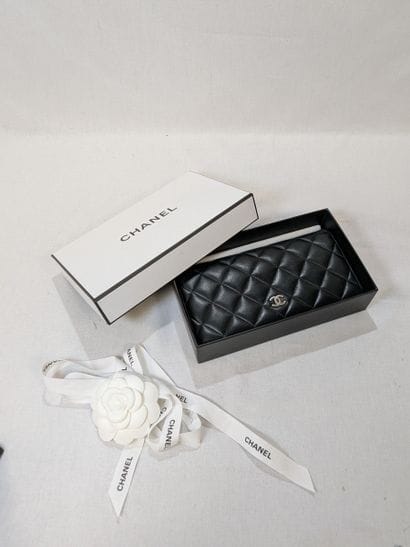 CHANEL - Portefeuille en cuir noir avec boucle...