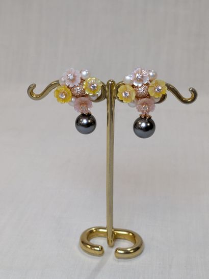 Paire de boucles d'oreilles en vermeil, serties...