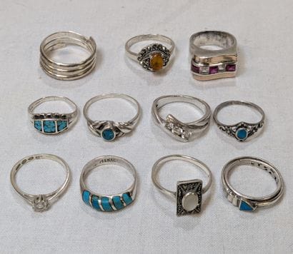 Lot de 12 bagues en argent, pierres et verroterie....
