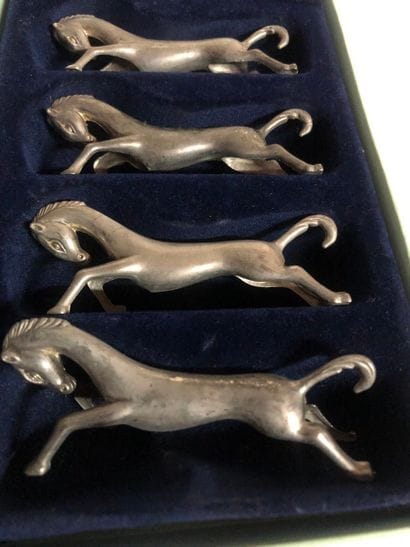 Deux boites de porte-couteaux en métal argenté...