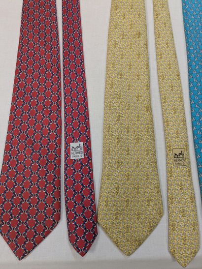 HERMES. Lot de 4 cravates en soie (tache...