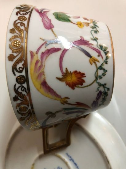 Deux tasses à thé et leurs soucoupes en porcelaine...