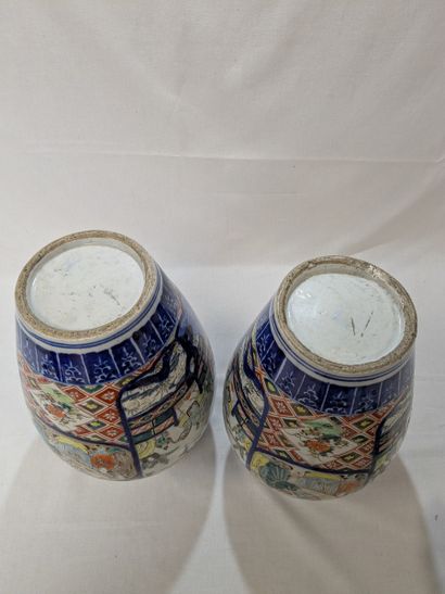 CHINE. Paire de vases en porcelaine à décor...