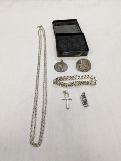 Lot en argent comprenant deux pendentifs...