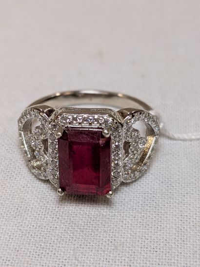Bague en argent, sertie d'un rubis (2,53...
