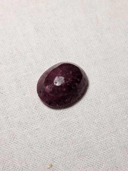 Rubis, 11,09 carats. Traité. Provenance :...