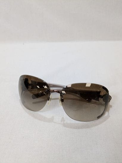 CHANEL - Paire de lunette de soleil en métal...