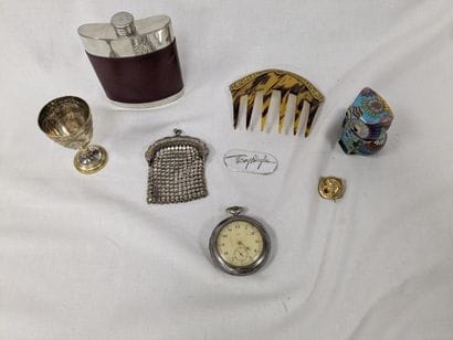 Lot d'objets de vitrine en métal, verre et...