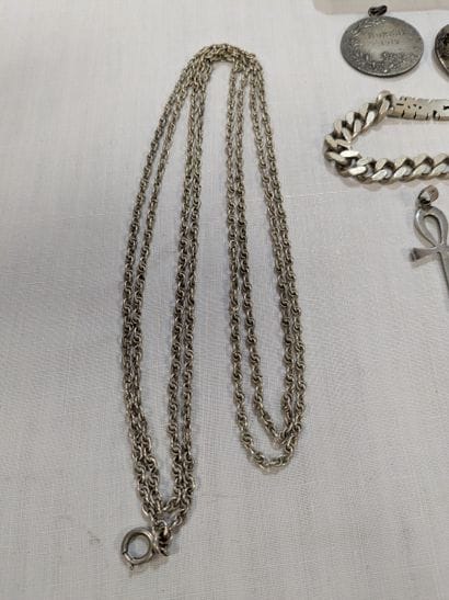 Lot en argent comprenant deux pendentifs...