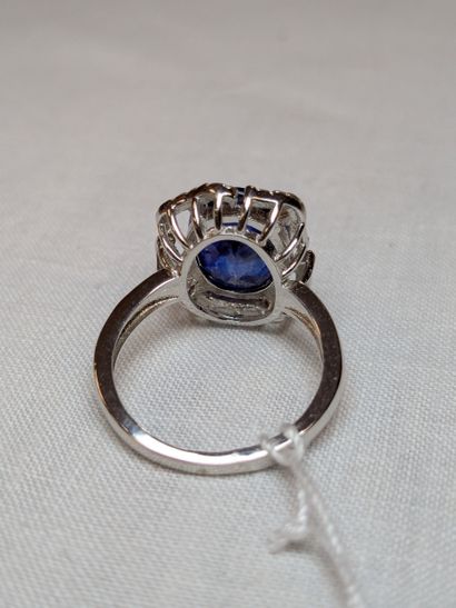 Bague en argent, sertie d'un saphir ovale...