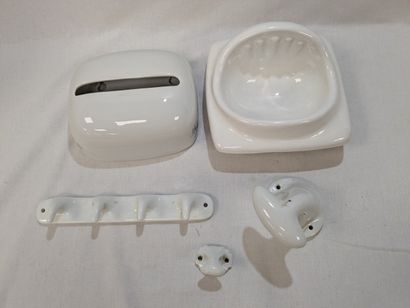Lot d'éléments de salle de bain en céramique....