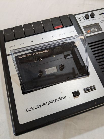 TELEFUNKEN. Magnétophone à cassette MC300...