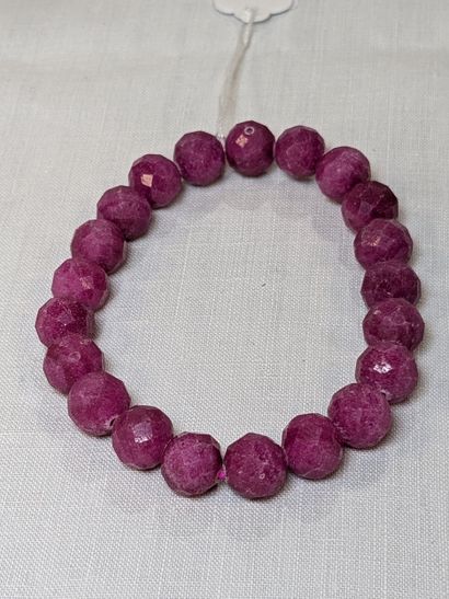 Bracelet ajustable en boules de rubis facetés...