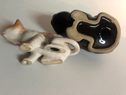Deux petits chats en céramique émaillée 12x7cm...