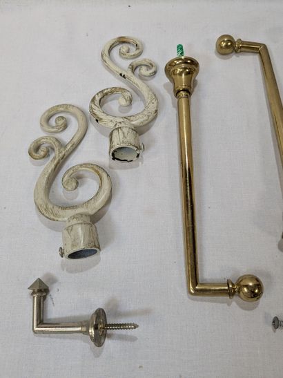 Lot d'embrases pour rideaux en métal laqué....