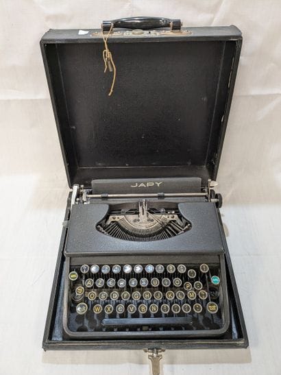 JAPY, machine à écrire en métal, dans son...
