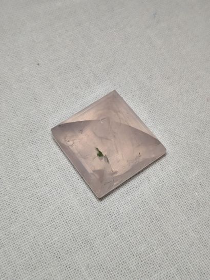 Quartz rose, 26,45. Provenance : Brésil....