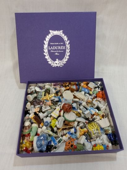 Lot de fèves en porcelaine. (environ 3cm...