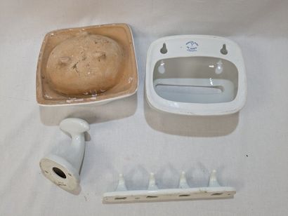Lot d'éléments de salle de bain en céramique....