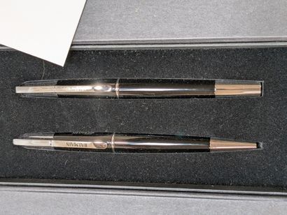 Lot de deux coffrets de deux stylos. L'un...