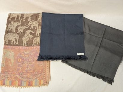 Lot de trois écharpes en laine et cachemire...