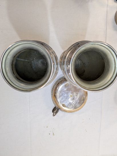 Paire de vases en métal. Hauteur : 32cm....