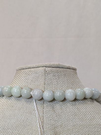 Collier en boules de jade, fermoir en métal...