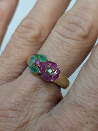 Bague en vermeil, sertie de rubis (traités)...